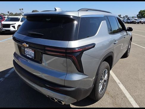 Used 2025 Chevrolet Traverse LT FWD image 5