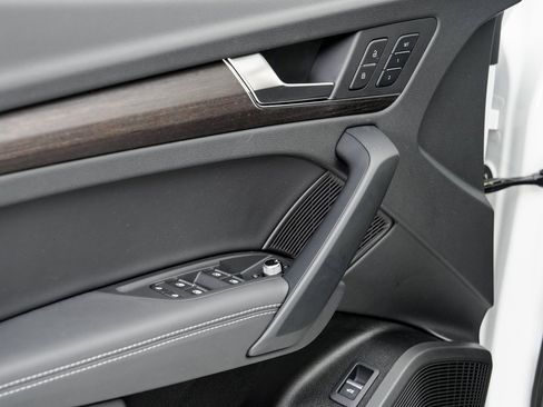 Certified 2025 Audi Q5 2.0T Premium Plus w/ Premium Plus Package image 8