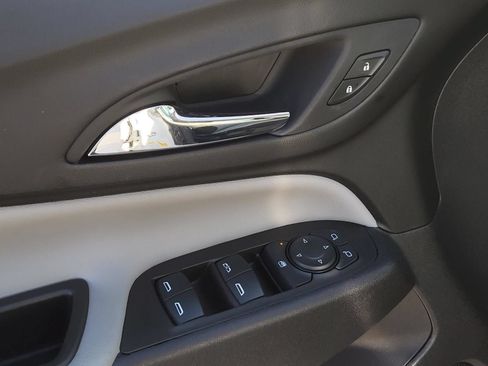 Used 2024 Chevrolet Equinox LS w/ Driver Confidence II Package FWD image 17