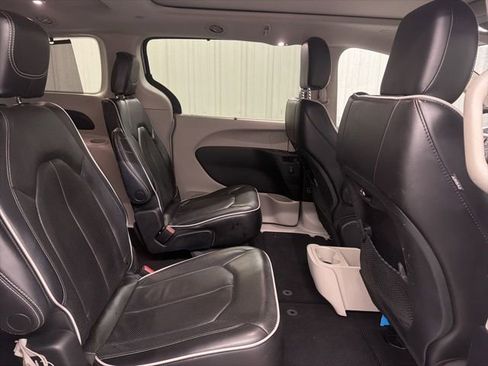 Used 2023 Chrysler Pacifica Limited FWD image 20