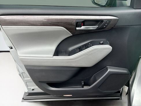 Used 2021 Toyota Highlander Platinum FWD image 25