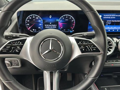 Used 2025 Mercedes-Benz GLA 250 4MATIC image 17