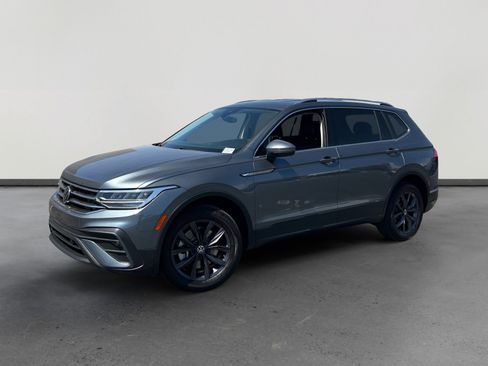 Certified 2022 Volkswagen Tiguan SE image 1