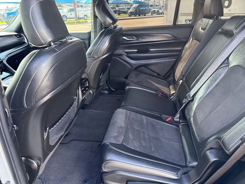 Used 2023 Jeep Grand Cherokee L Laredo image 16