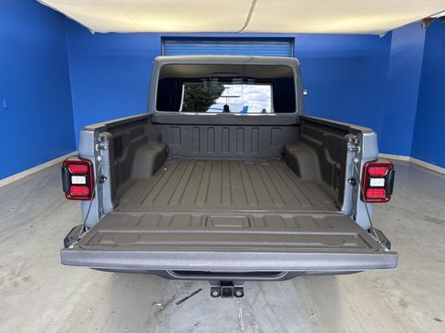 Used 2025 Jeep Gladiator Mojave w/ Convenience Group AWD/4WD image 26
