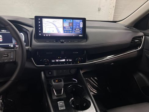 Used 2025 Nissan Rogue SL w/ SL Premium Package FWD image 19