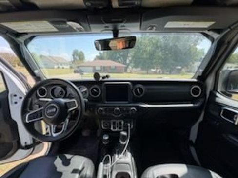 Used 2018 Jeep Wrangler Unlimited Sahara AWD/4WD image 8