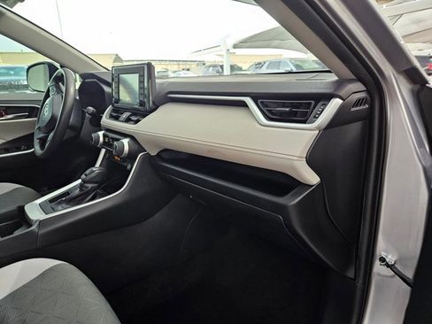 Used 2020 Toyota RAV4 XLE w/ Convenience Package FWD image 16