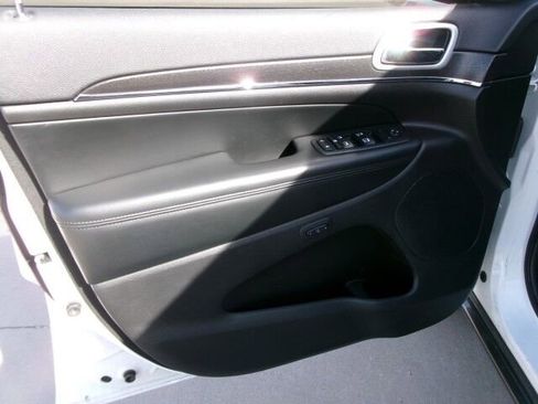 Used 2018 Jeep Grand Cherokee Limited image 14