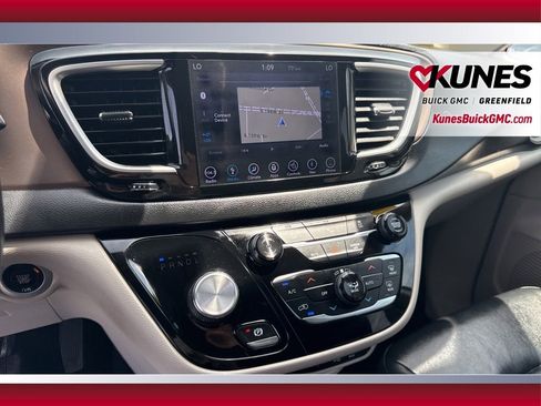 Used 2018 Chrysler Pacifica Touring-L FWD image 22
