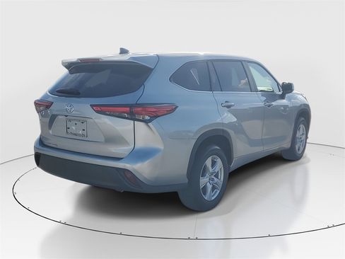 Used 2023 Toyota Highlander LE image 8