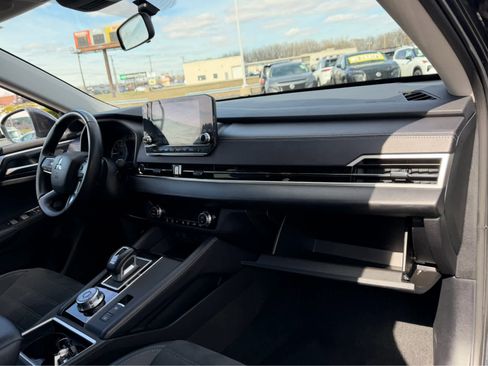 Used 2024 Mitsubishi Outlander SE image 12