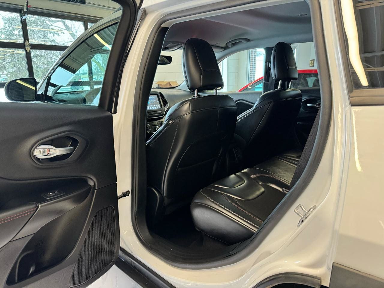 Used 2020 Jeep Cherokee Trailhawk w/ Comfort/Convenience Group AWD/4WD image 21