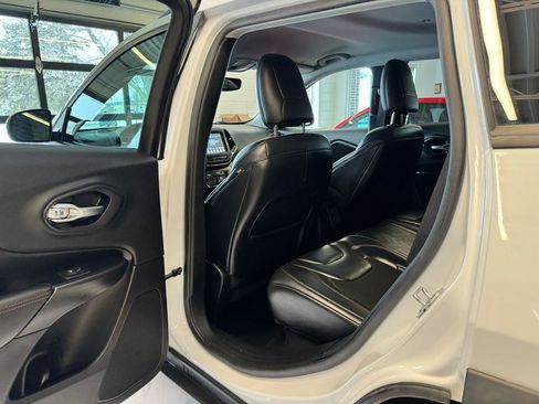 Used 2020 Jeep Cherokee Trailhawk w/ Comfort/Convenience Group AWD/4WD image 21