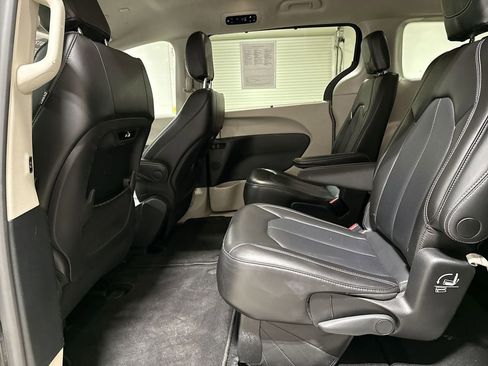 Used 2023 Chrysler Pacifica Touring-L image 22