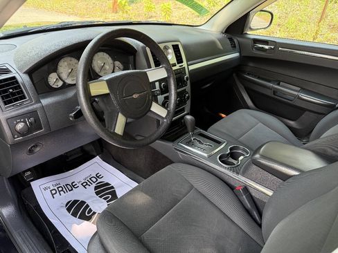 Used 2009 Chrysler 300 LX RWD image 11