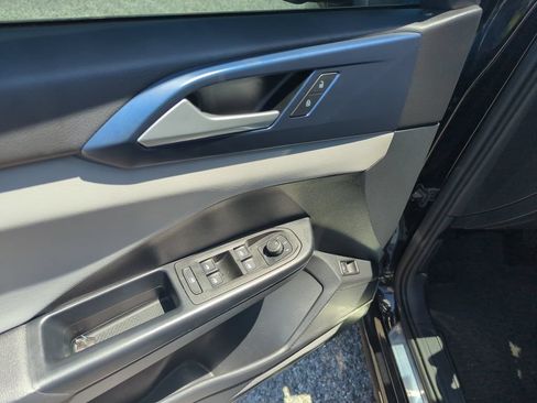 Used 2023 Volkswagen Taos SE w/ Panoramic Sunroof Package FWD image 19