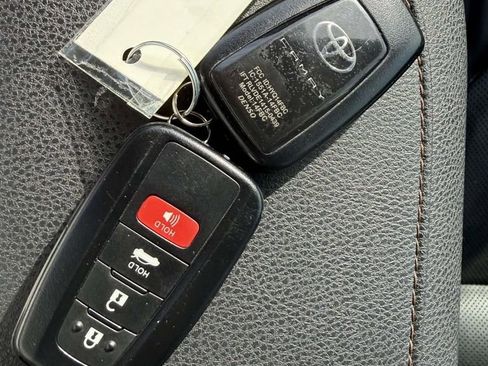 Used 2020 Toyota Camry XLE image 16