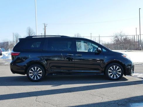 Used 2020 Toyota Sienna XLE w/ XLE Navigation Package image 8