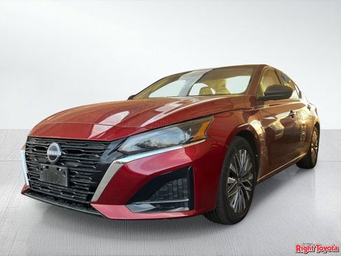 Used 2024 Nissan Altima 2.5 SV FWD image 2