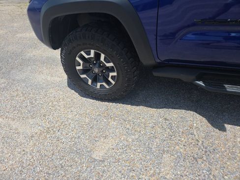 Used 2023 Toyota Tacoma TRD Off-Road w/ TRD Premium Off Road Package AWD/4WD image 19