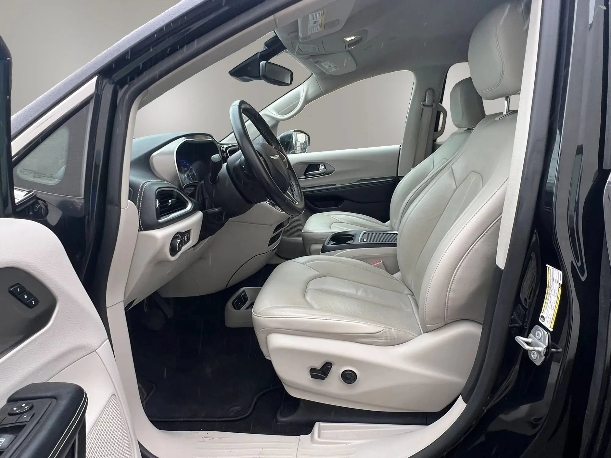 Used 2021 Chrysler Pacifica Touring-L w/ Uconnect Theater Family Group FWD image 26