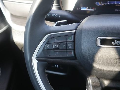 Used 2023 Jeep Grand Cherokee Limited w/ Black Appearance Package AWD/4WD image 18