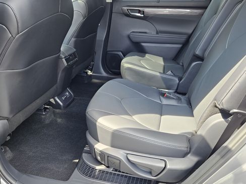Used 2026 Toyota Highlander Limited AWD/4WD image 10