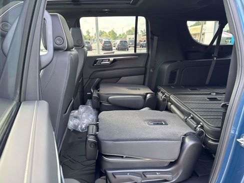 New 2026 Chevrolet Suburban Premier w/ Sun And Tow Package AWD/4WD image 9