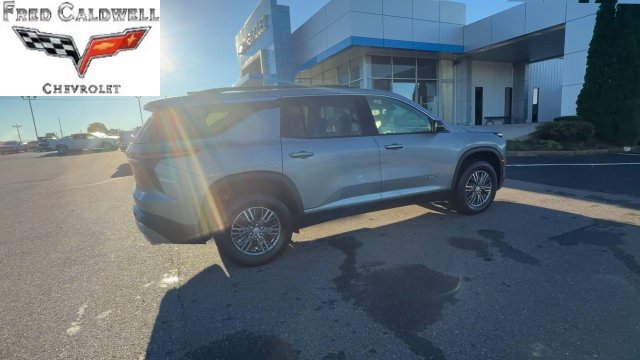 Used 2026 Chevrolet Traverse LT FWD image 3
