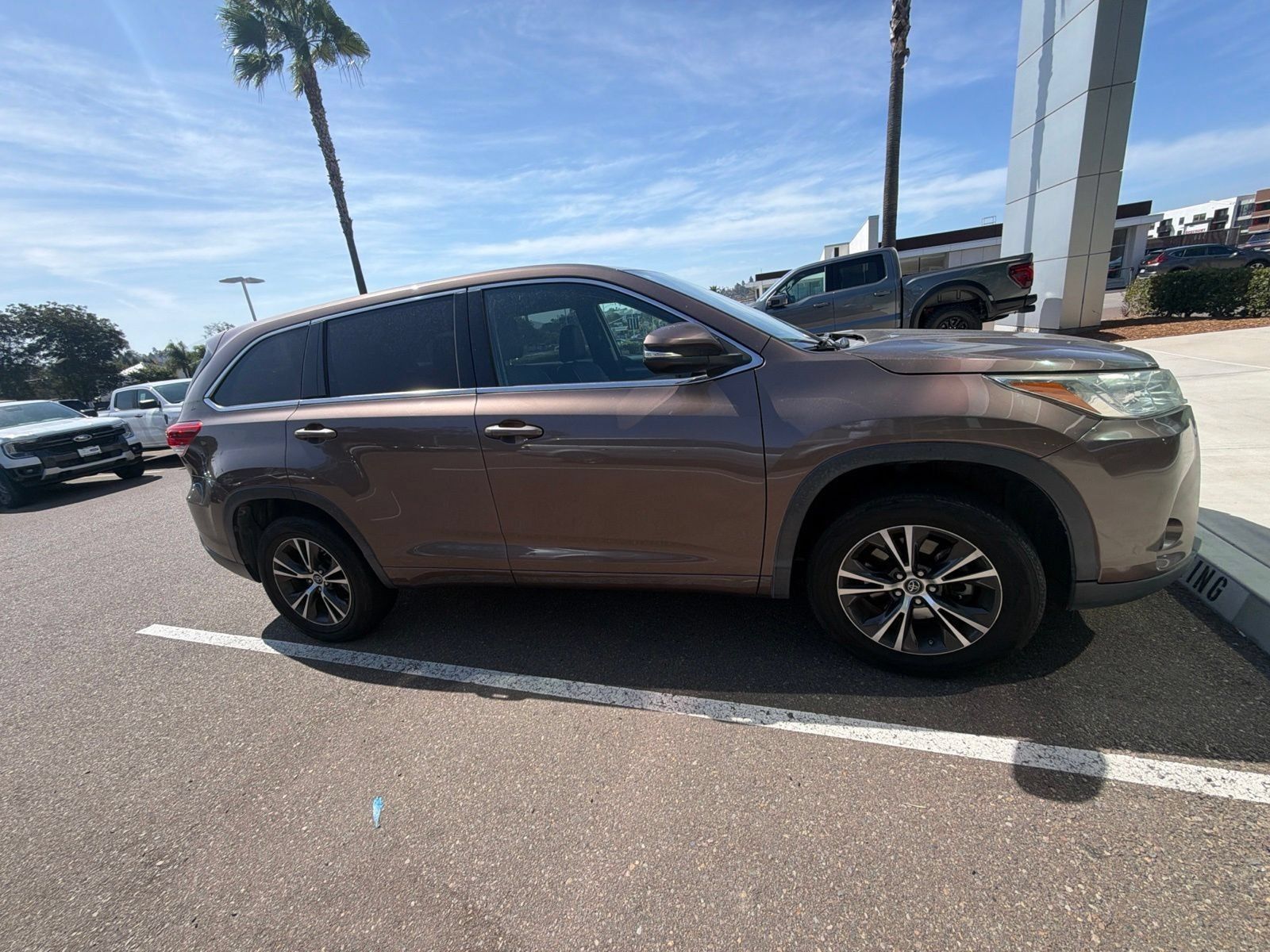 Used 2018 Toyota Highlander Plus w/ Carpet Mat Package (TMS) FWD image 7