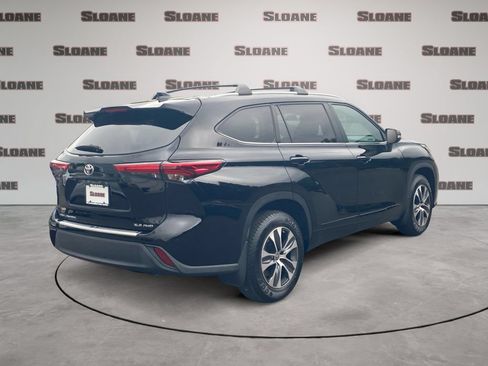Used 2023 Toyota Highlander XLE AWD/4WD image 5