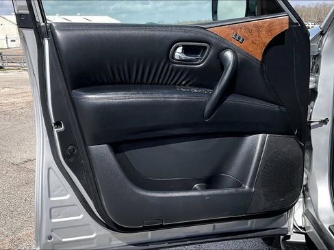 Used 2024 Nissan Armada SL w/ Captain's Chairs Package image 17