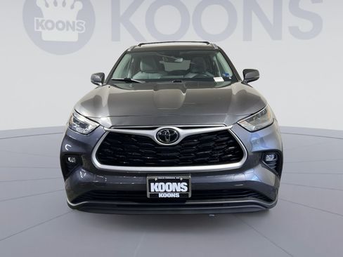 Used 2022 Toyota Highlander XLE AWD/4WD image 4