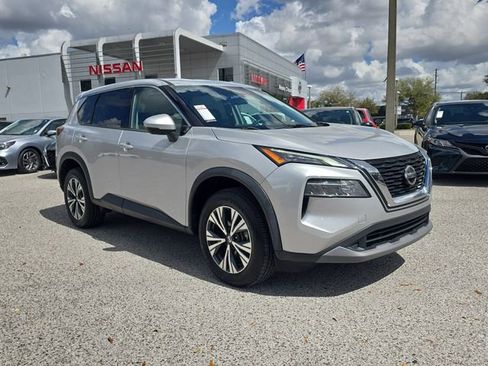 Used 2021 Nissan Rogue SV image 2
