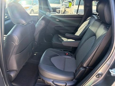 Used 2025 Toyota Highlander XSE AWD/4WD image 16