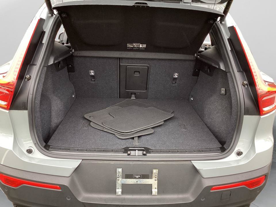 Certified 2024 Volvo XC40 B5 Plus AWD/4WD image 19