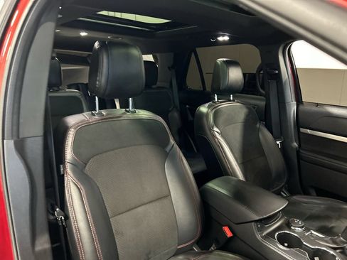 Used 2018 Ford Explorer XLT w/ Equipment Group 202A AWD/4WD image 36