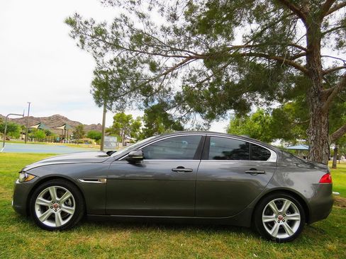 Used 2018 Jaguar XE Prestige image 3