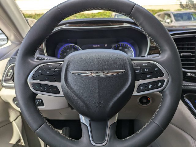 Used 2023 Chrysler Pacifica Limited FWD image 35