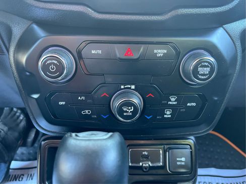 Used 2020 Jeep Renegade Latitude FWD image 30