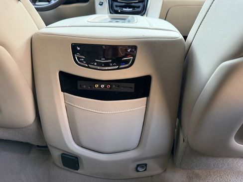 Used 2016 Cadillac Escalade Luxury image 36