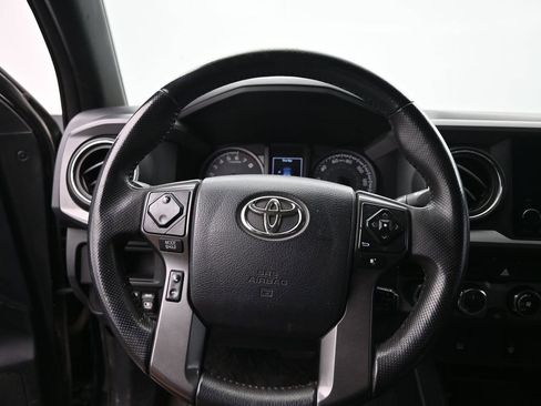 Used 2017 Toyota Tacoma TRD Off-Road image 18