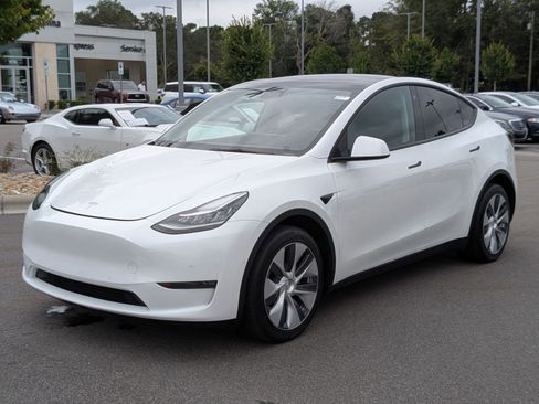 Used 2022 Tesla Model Y Long Range image 7