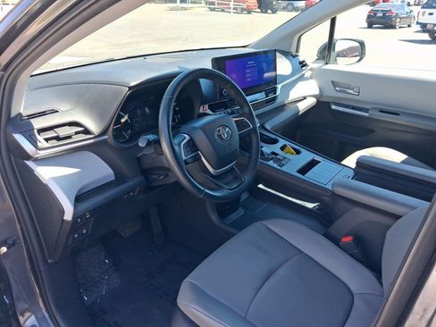 Certified 2025 Toyota Sienna XLE FWD image 9