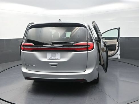 Used 2023 Chrysler Pacifica Touring-L FWD image 35