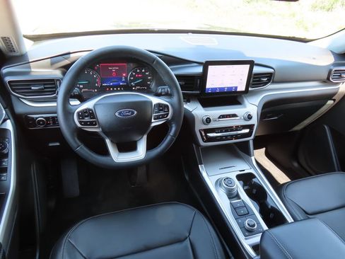 Used 2024 Ford Explorer XLT w/ Equipment Group 202A AWD/4WD image 4
