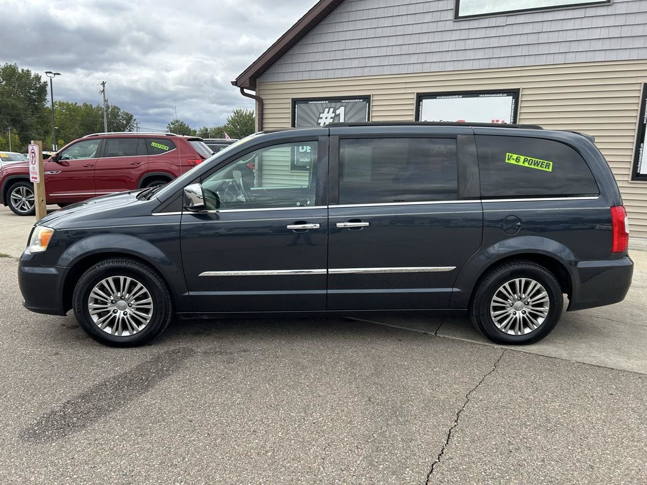 Used 2013 Chrysler Town & Country Touring-L w/ Driver Convenience Group FWD image 8