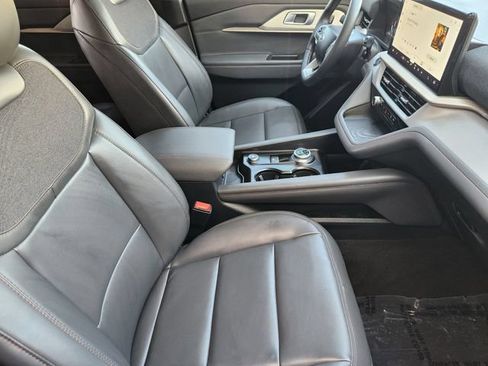 Used 2026 Ford Explorer Active w/ Active Comfort Package RWD image 19