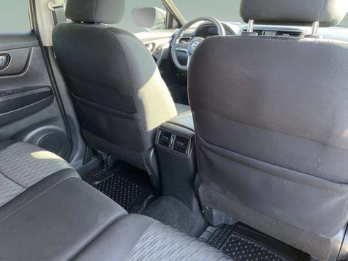 Used 2019 Nissan Rogue SV image 16